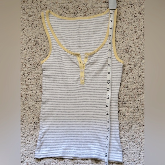 Uniqlo Henley neck tank top - Picture 4 of 4